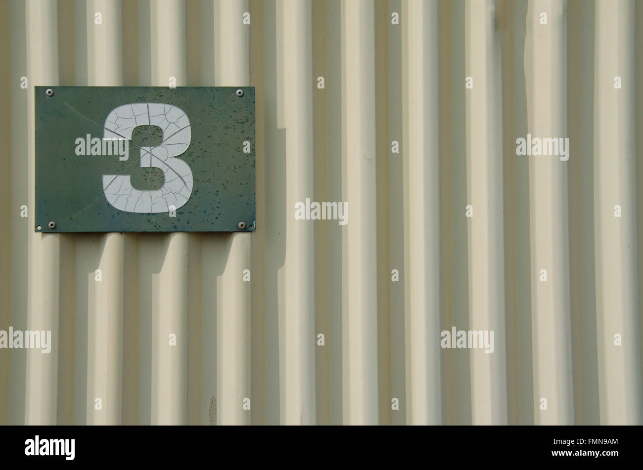 Il numero 1 su un cartone ondulato a parete in acciaio Foto Stock