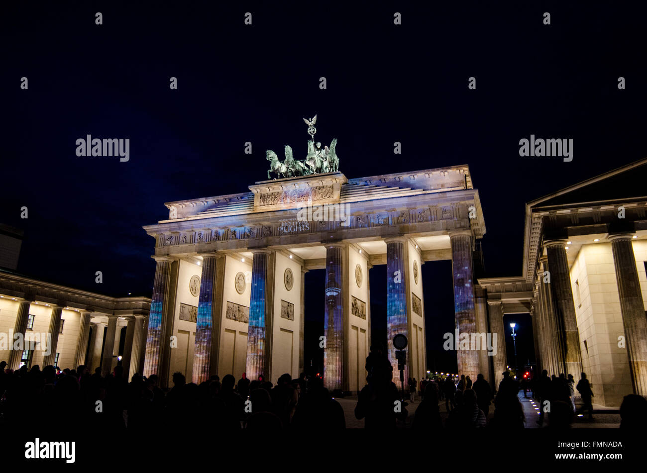 Porta di Brandeburgo nella notte con la mappatura di video Foto Stock