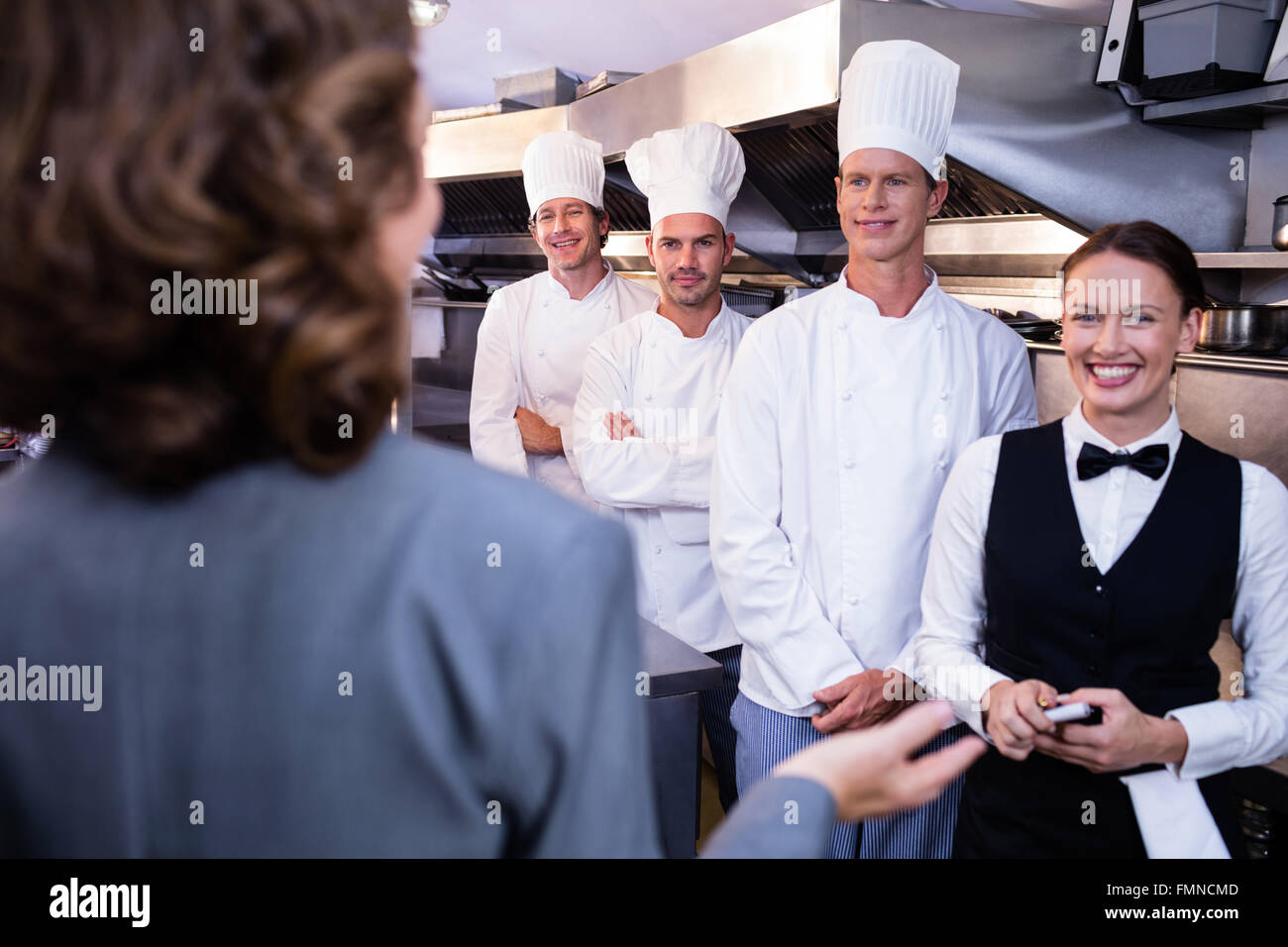 Il manager del ristorante briefing per il suo staff della cucina Foto Stock