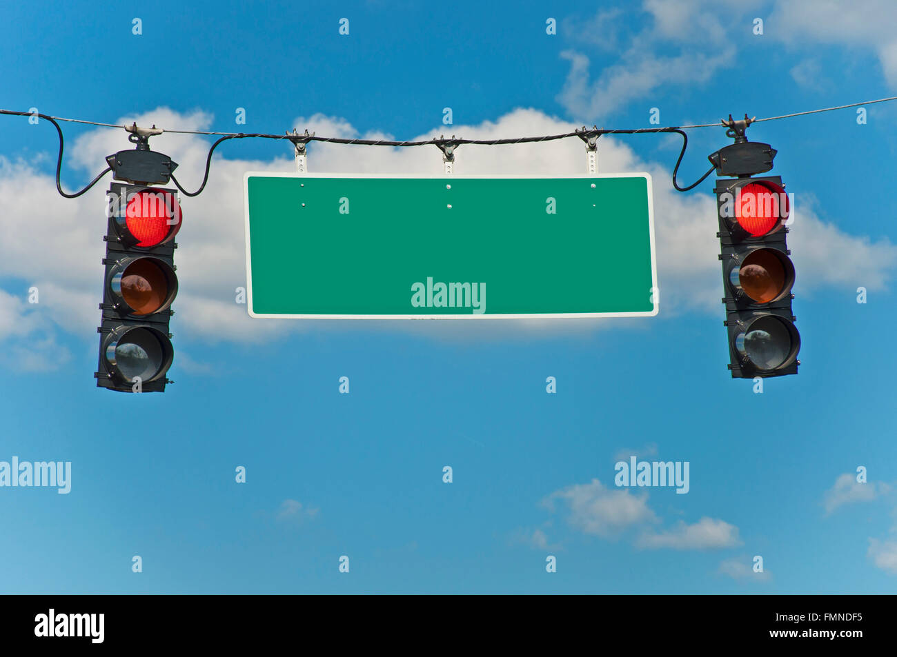 Rosso di luci di segnalazione di stop con vuoto segno del traffico Foto Stock