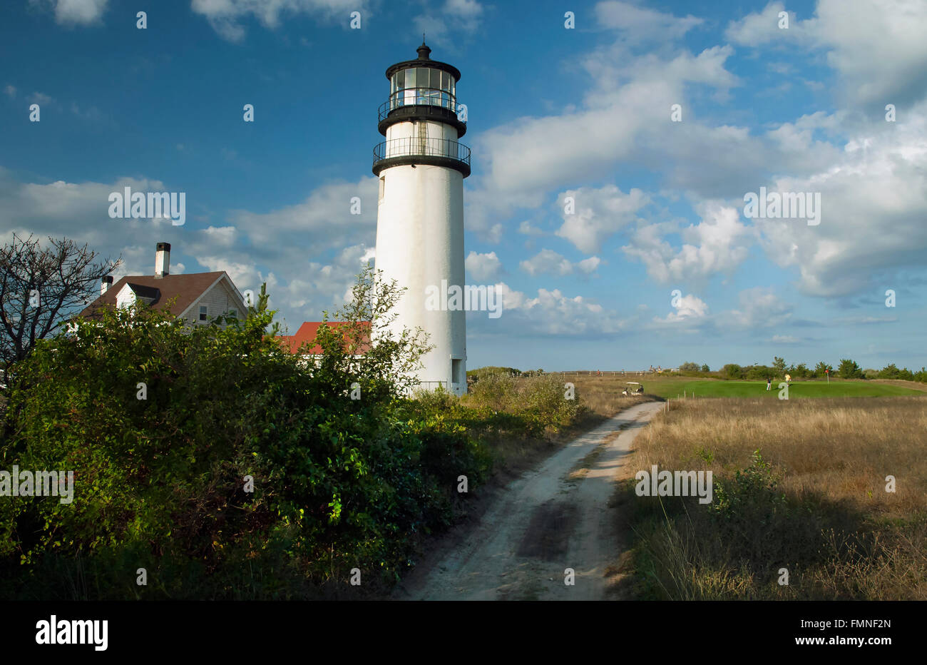 Cape Cod faro giardini sono un preferito campo da golf meta di visitatori. Il percorso va oltre la torre su un giorno d'estate. Foto Stock