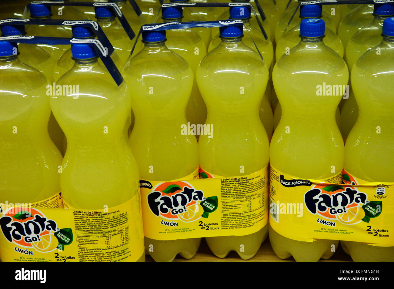 Fanta è un marchio globale di aromatizzati alla frutta Bevande analcoliche gassate creato da The Coca Cola Company Foto Stock