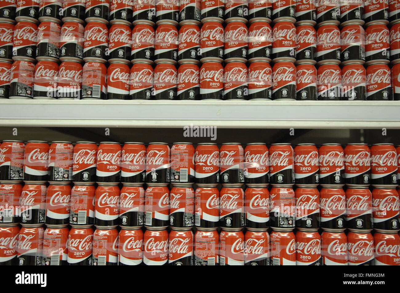 Close up di Coca Cola Zero lattine di luce visualizzata in un supermercato Carrefour Malaga Spagna. Foto Stock
