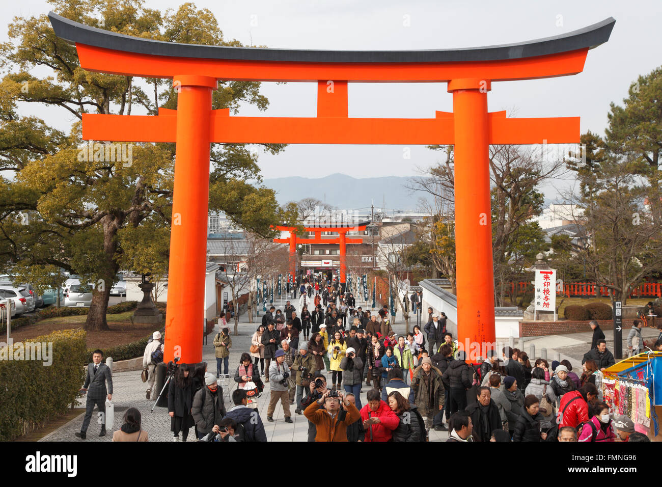 Il Giappone; Kyoto; Fushimi Inari Taisha, persone torii gates, Foto Stock