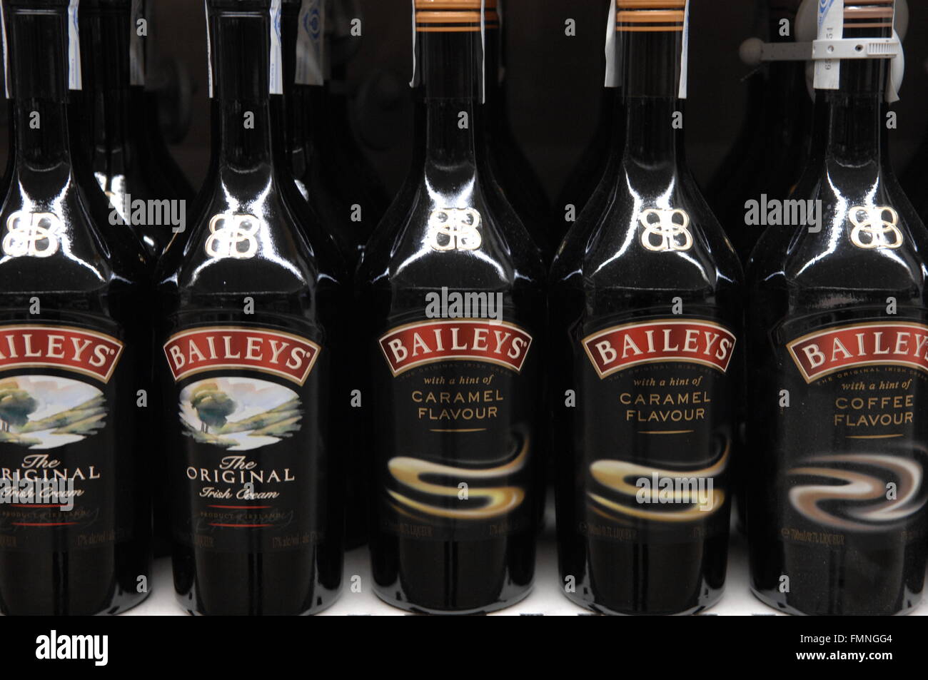 Un vicino l immagine di una riga del popolare irlandese di crema al liquore di stile "Baileys" Foto Stock