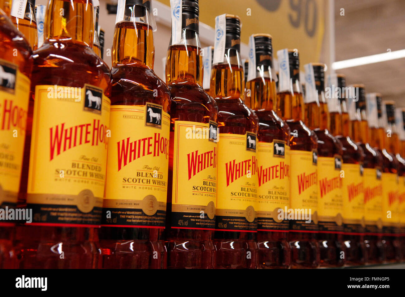Un vicino la fila di White Horse Scotch Whisky Foto Stock