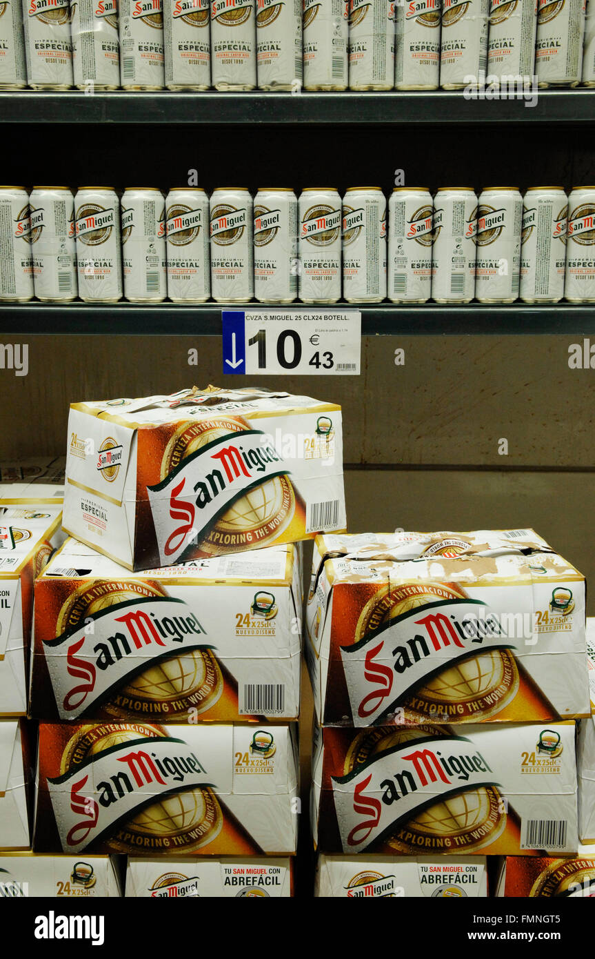 Una mostra di imaging separare le lattine e le gabbie per la vendita in Carrefour, Spagna Foto Stock