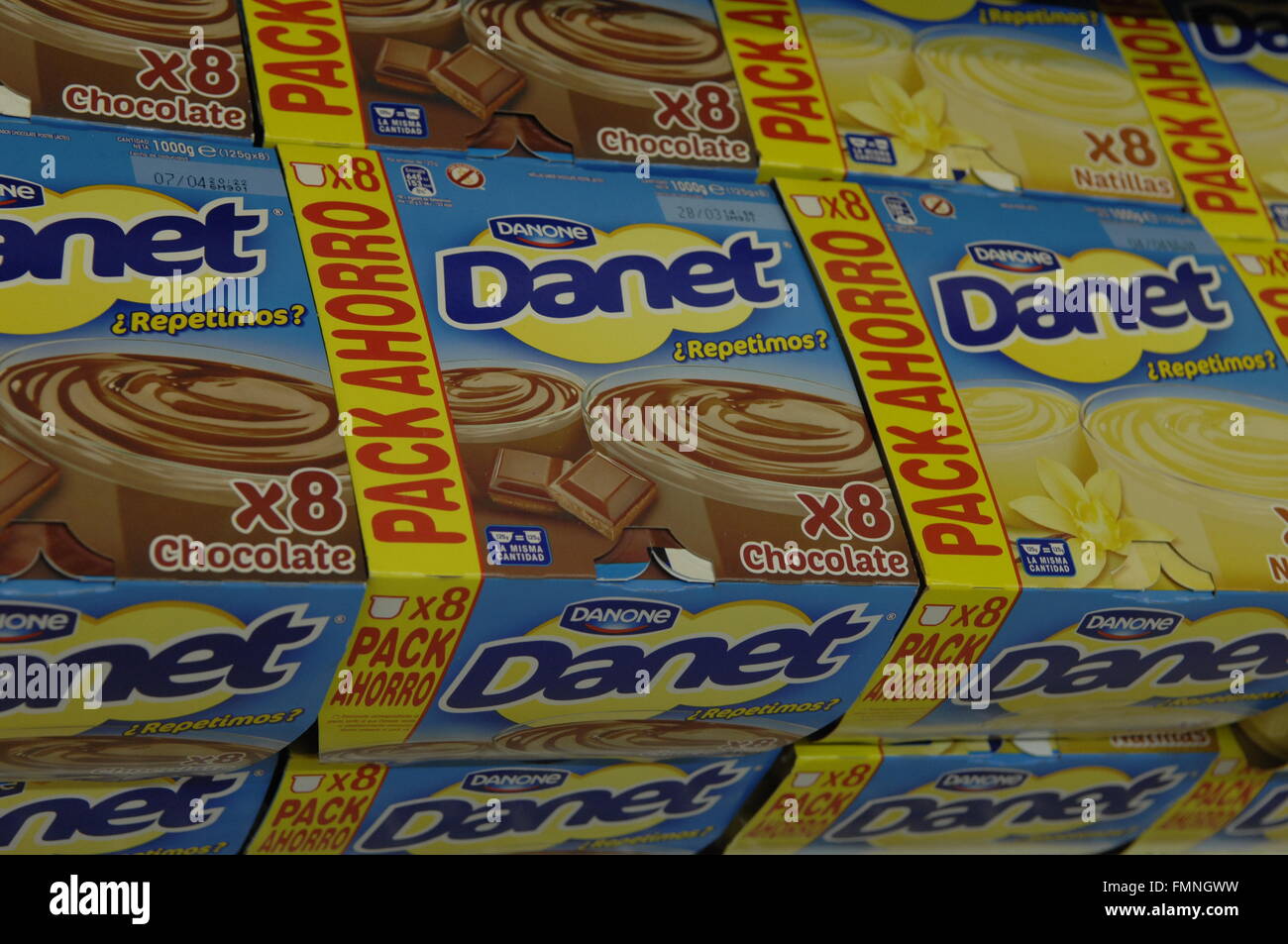 Danet yogurt nel cioccolato e vaniglia su display nel supermercato Foto Stock