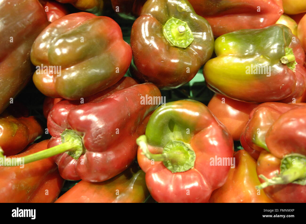 Una selezione di peperoni di dimensioni variabili sul display in carrefour, Spagna Foto Stock