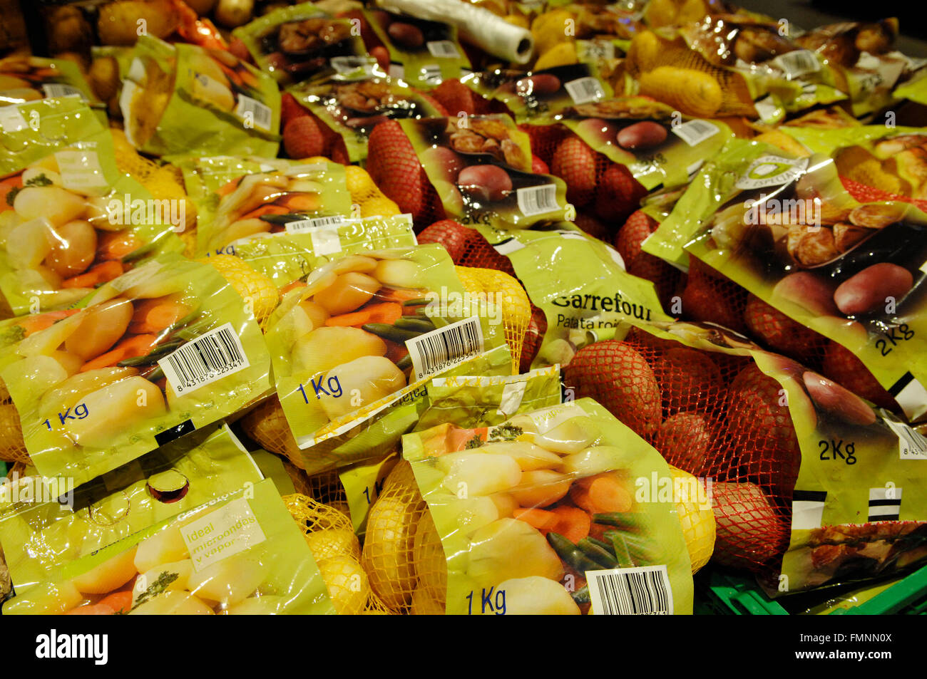 Una selezione di dolci e patate normale sul display in carrefour, 1 kg e 2 kg di sacchetti Foto Stock