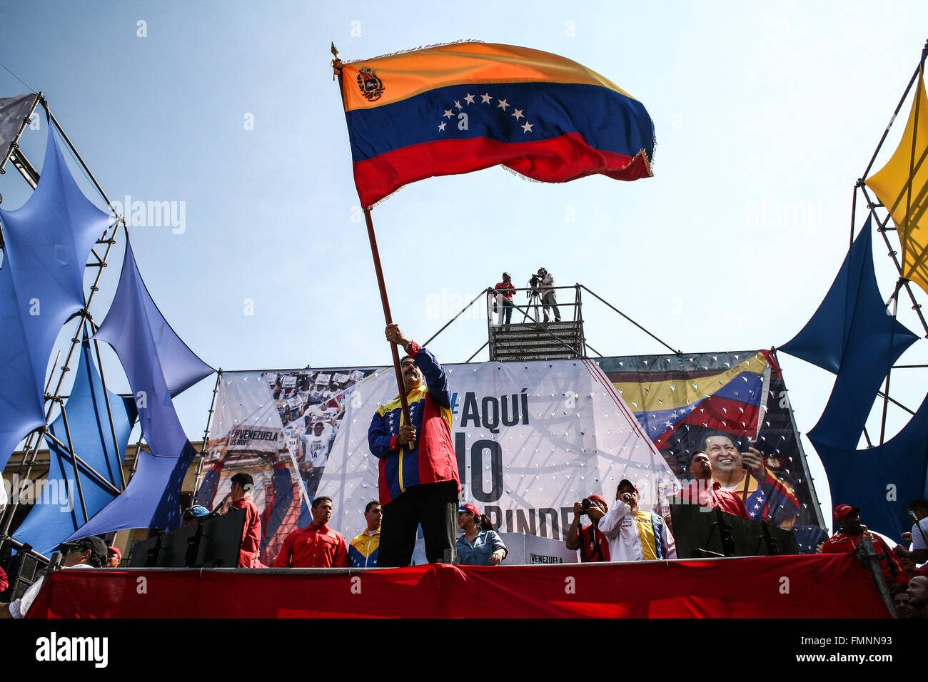 Caracas, Venezuela. Xii Mar, 2016. Venezuela del Presidente Nicolas Maduro(C) onde un venezuelano bandiera nazionale mentre conduce il marzo " Venezuela è rispettata', a Caracas, la capitale del Venezuela, il 12 marzo 2016. © Boris Vergara/Xinhua/Alamy Live News Foto Stock