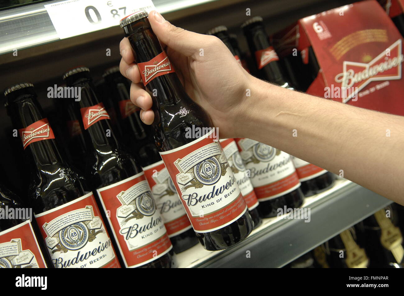 Una generica immagine di bottiglie di Budweiser ordinati in righe Foto Stock