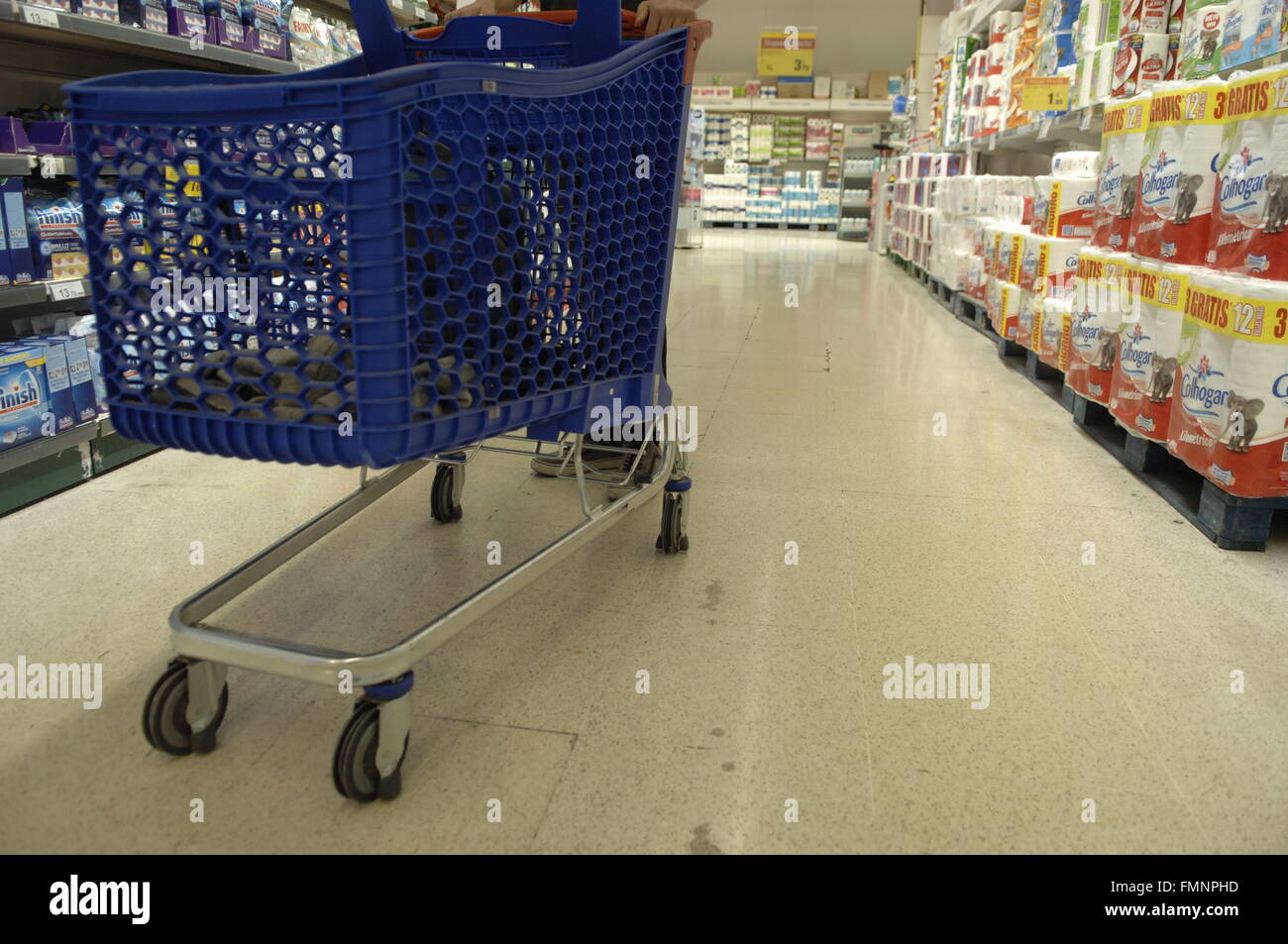 Carrello nel corridoio del supermercato Carrefour Foto stock - Alamy