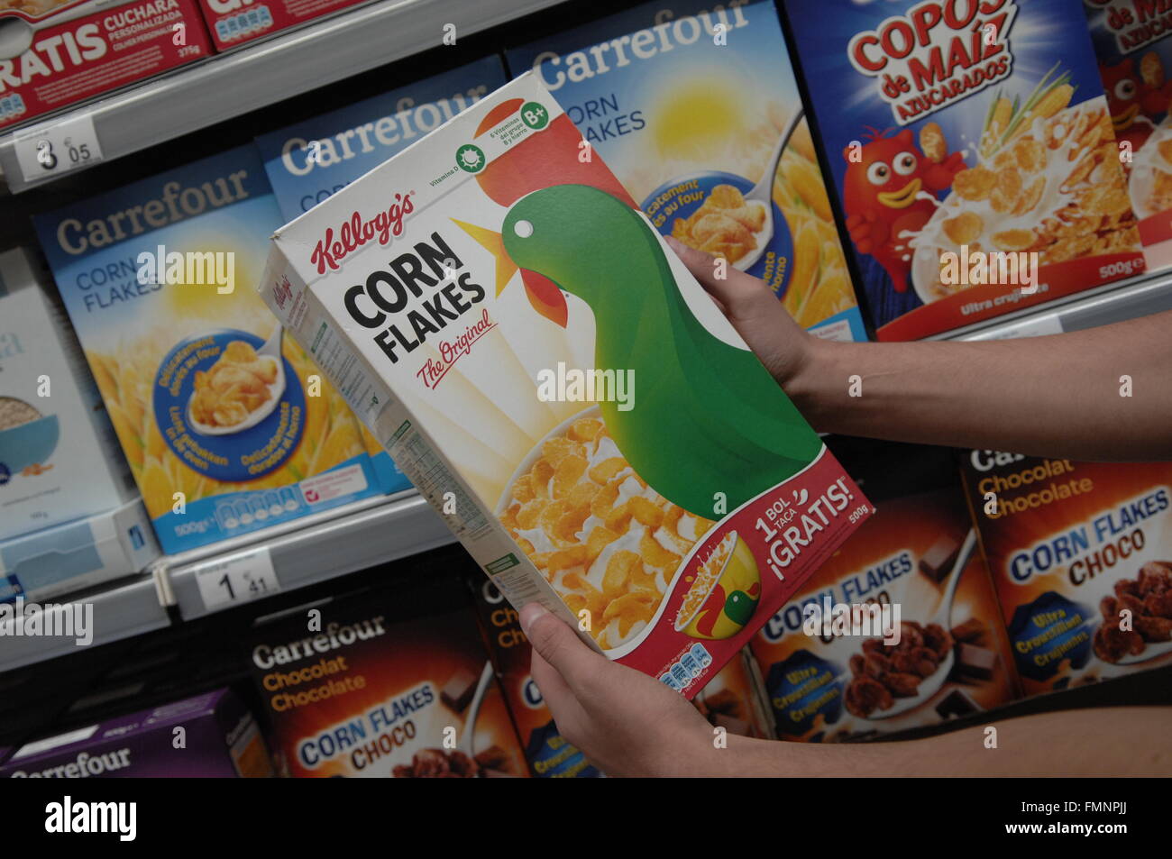 Kellegg''s Corn Flakes casella venga esaminato da shopper in un supermercato Carrefour. Foto Stock