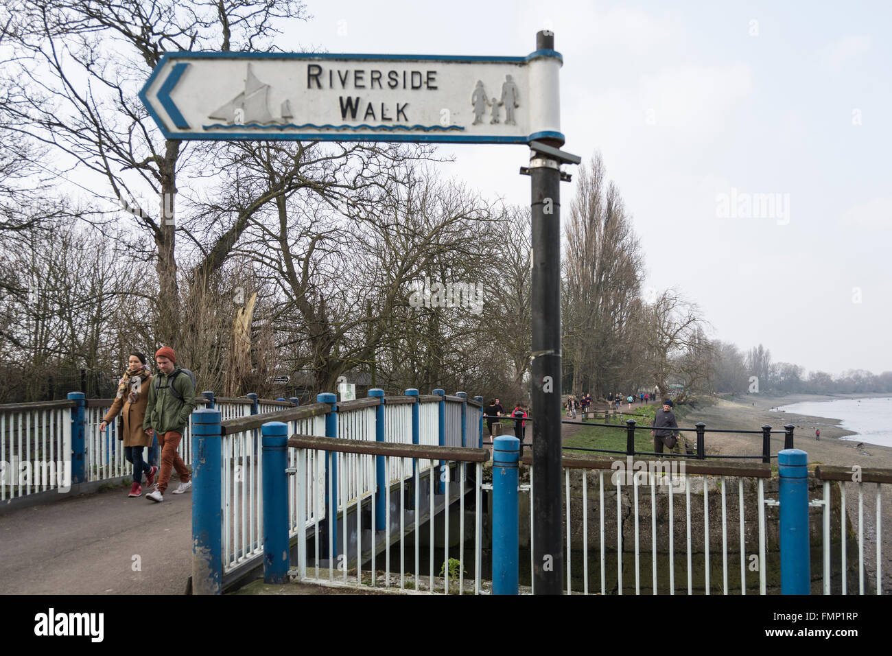 Riverside Walk segnaletica sulle rive del fiume Tamigi a Putney, London, SW, REGNO UNITO Foto Stock