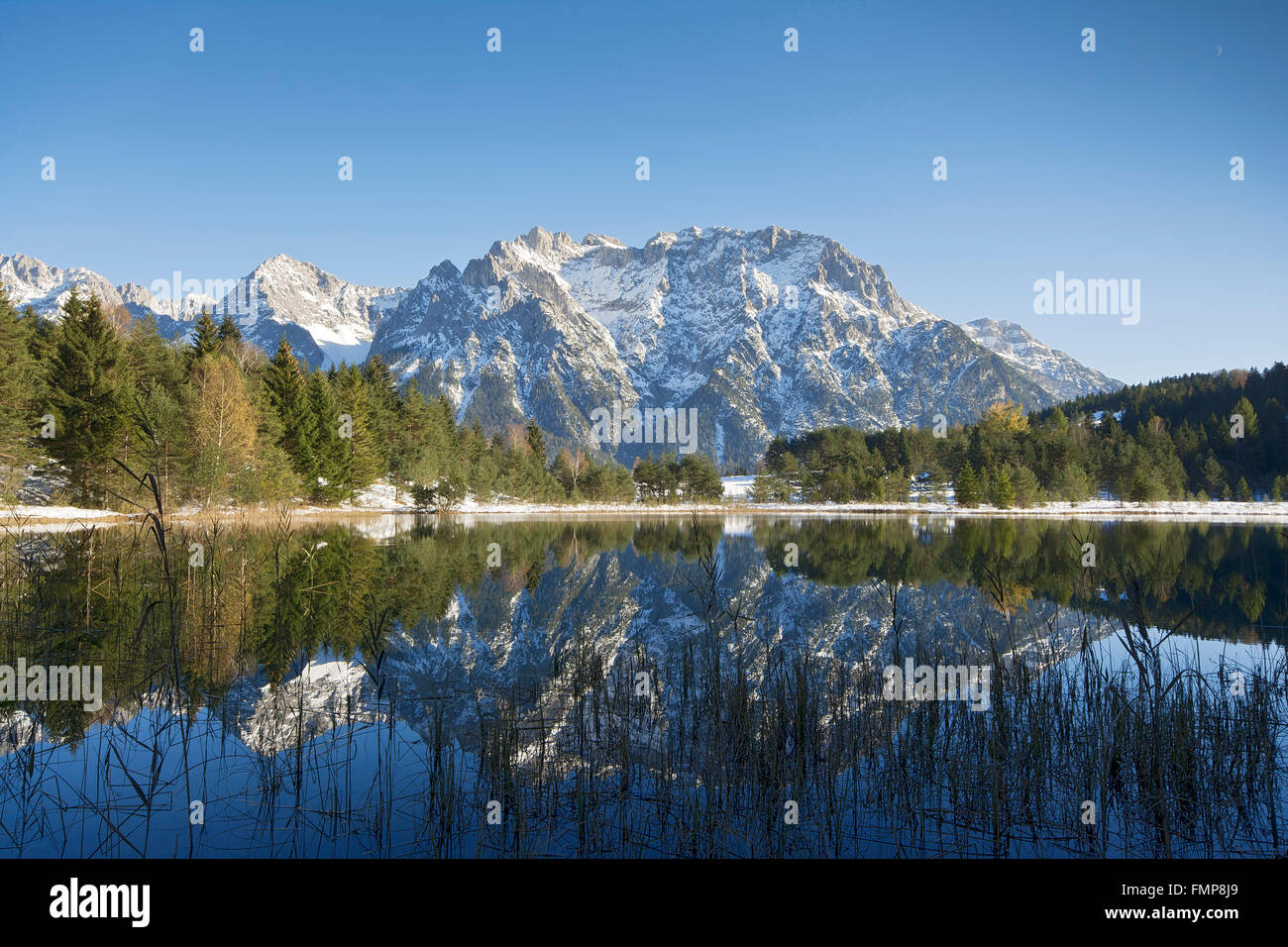 Lago Luttensee e Western Karwendelspitze, Mittenwald, Baviera, Germania Foto Stock