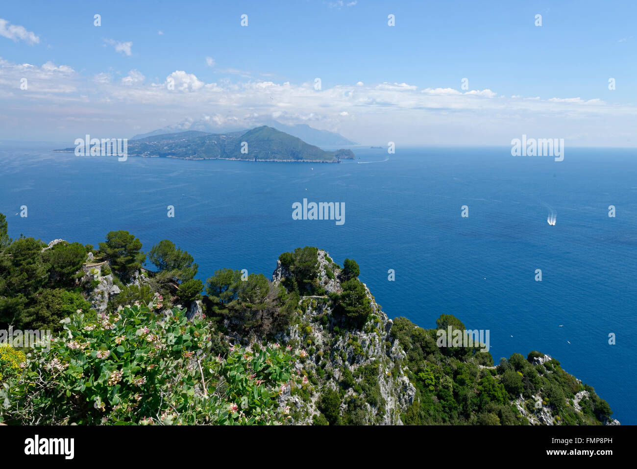 Vista dal parco sulla Costiera Amalfitana, Villa Astarita, Isola di Capri e il golfo di Napoli, campania, Italy Foto Stock