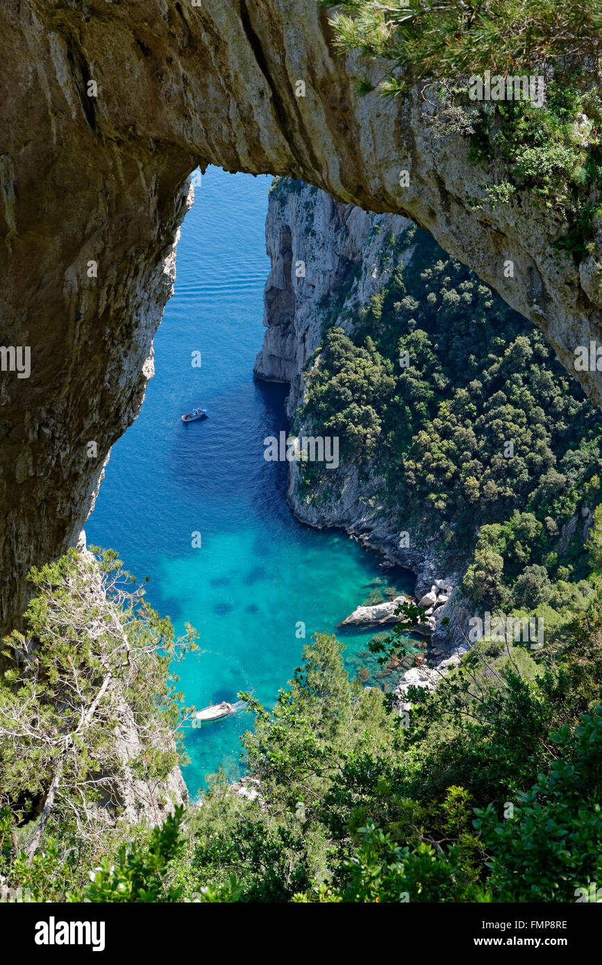 Arco Naturale, l'isola di Capri e il golfo di Napoli, campania, Italy Foto Stock
