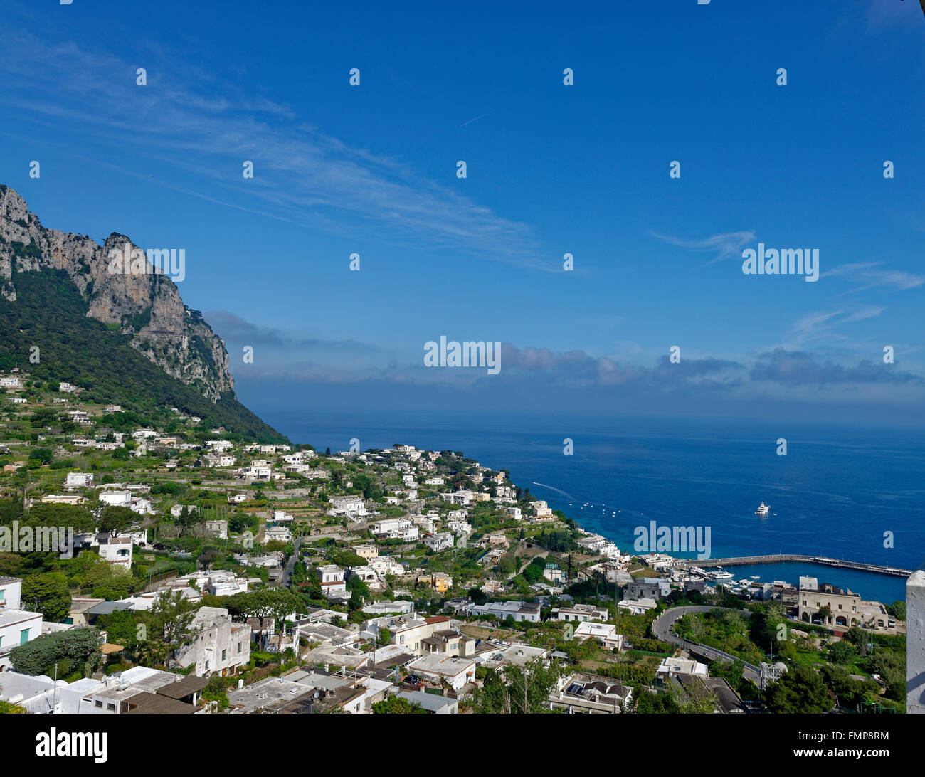 Vista dalla Piazza Umberto sulla Marina Grande e Monte Solero, Isola di Capri e il golfo di Napoli, campania, Italy Foto Stock