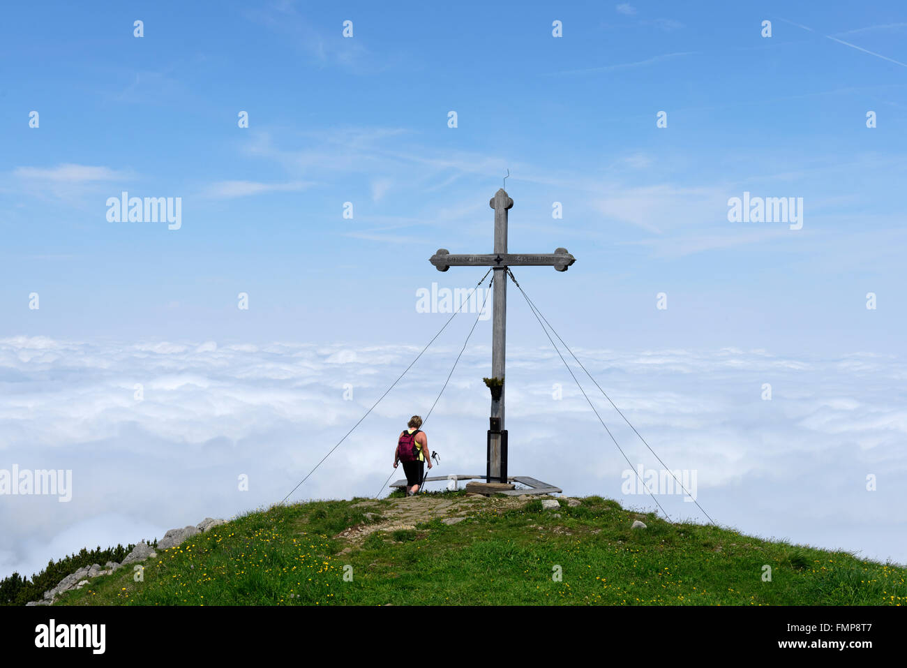Escursionista, scalatore su Hirschberg, picco di nuvole, Tegernsee, Alta Baviera, Baviera, Germania Foto Stock