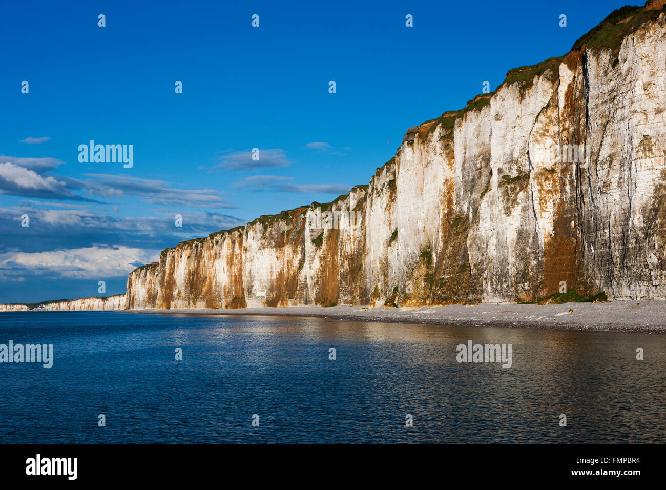 Chalk scogliere sulla costa vicino a Saint-Valery-en-Caux, dipartimento Seine-Maritime, Normandia, Francia Foto Stock