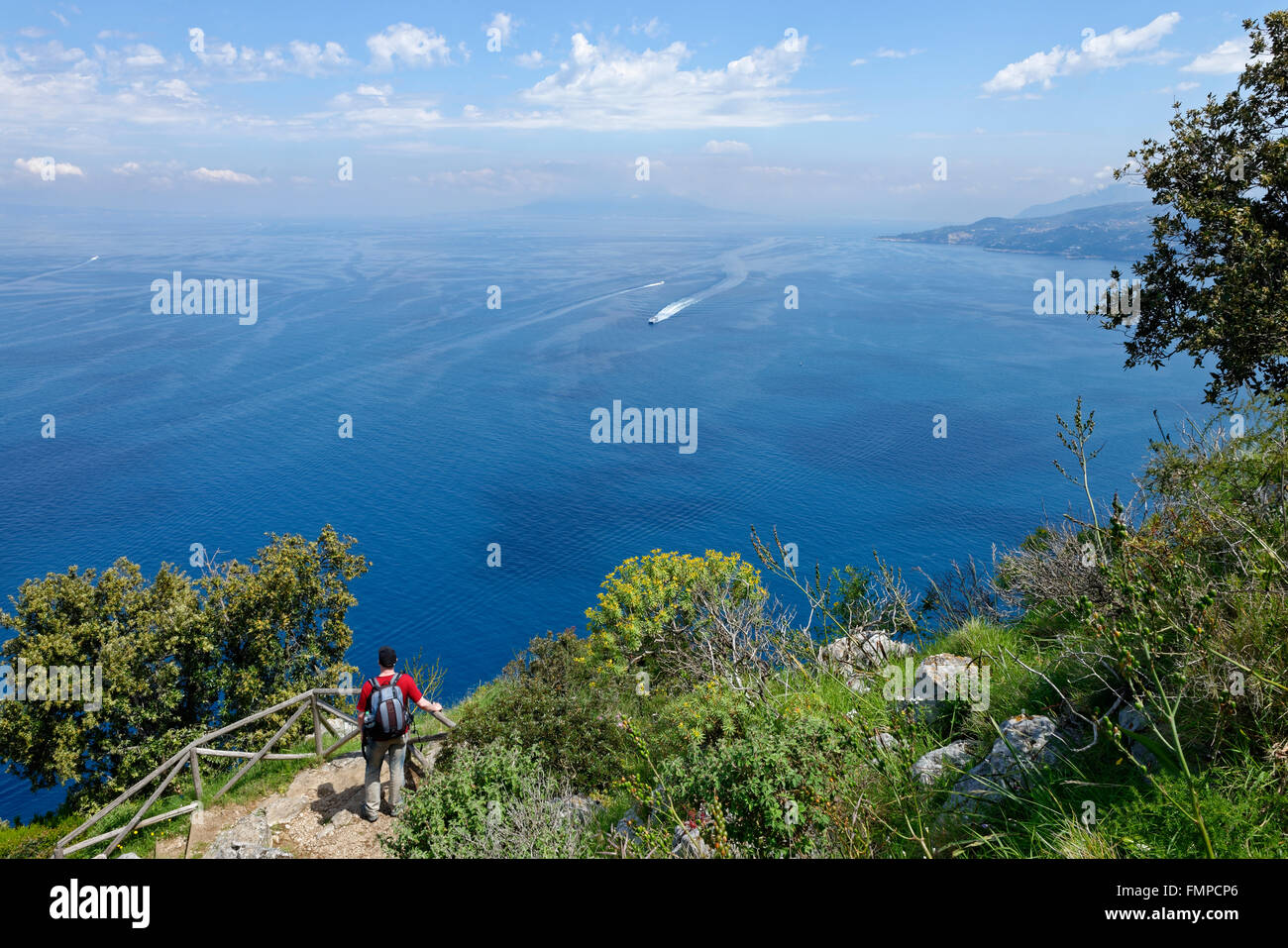 Escursionista sul modo di Villa Jovis, la costa di Sorrento, Isola di Capri e il golfo di Napoli, campania, Italy Foto Stock
