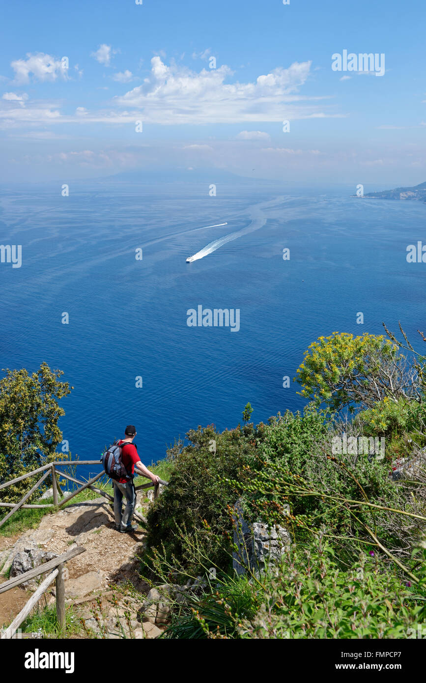 Escursionista sul modo di Villa Jovis, la costa di Sorrento, Isola di Capri e il golfo di Napoli, campania, Italy Foto Stock