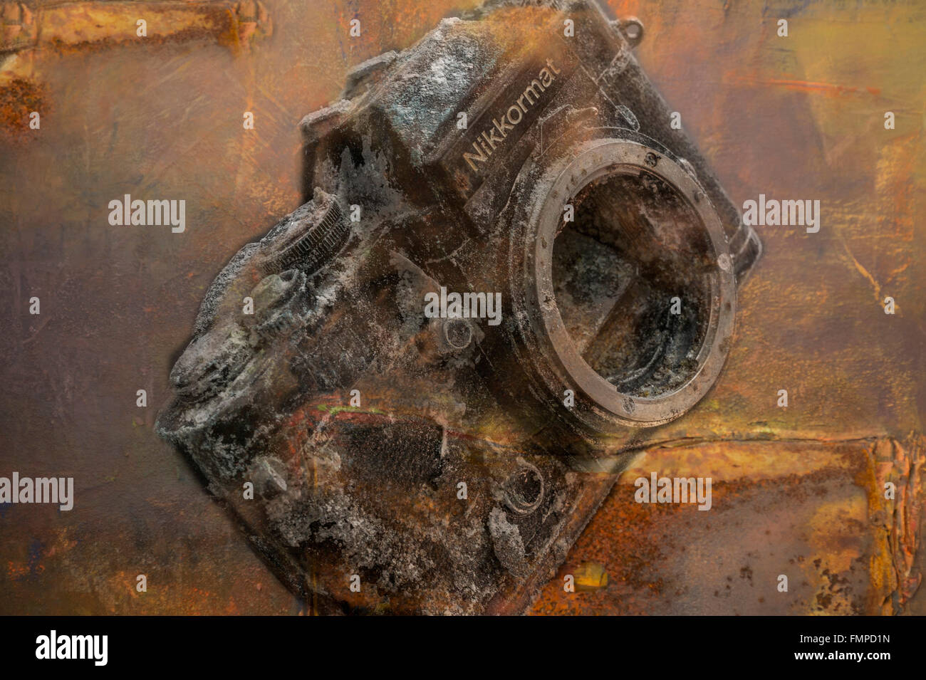 Vecchio arrugginito reflex analogiche fotocamera, immagine simbolica di una tecnologia ormai superata Foto Stock