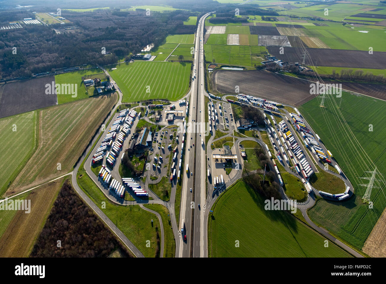 Vista aerea, Aachener terra motorway service area con piena Parcheggio Parcheggio camion, lisca di pesce, Eschweiler, Renania Foto Stock