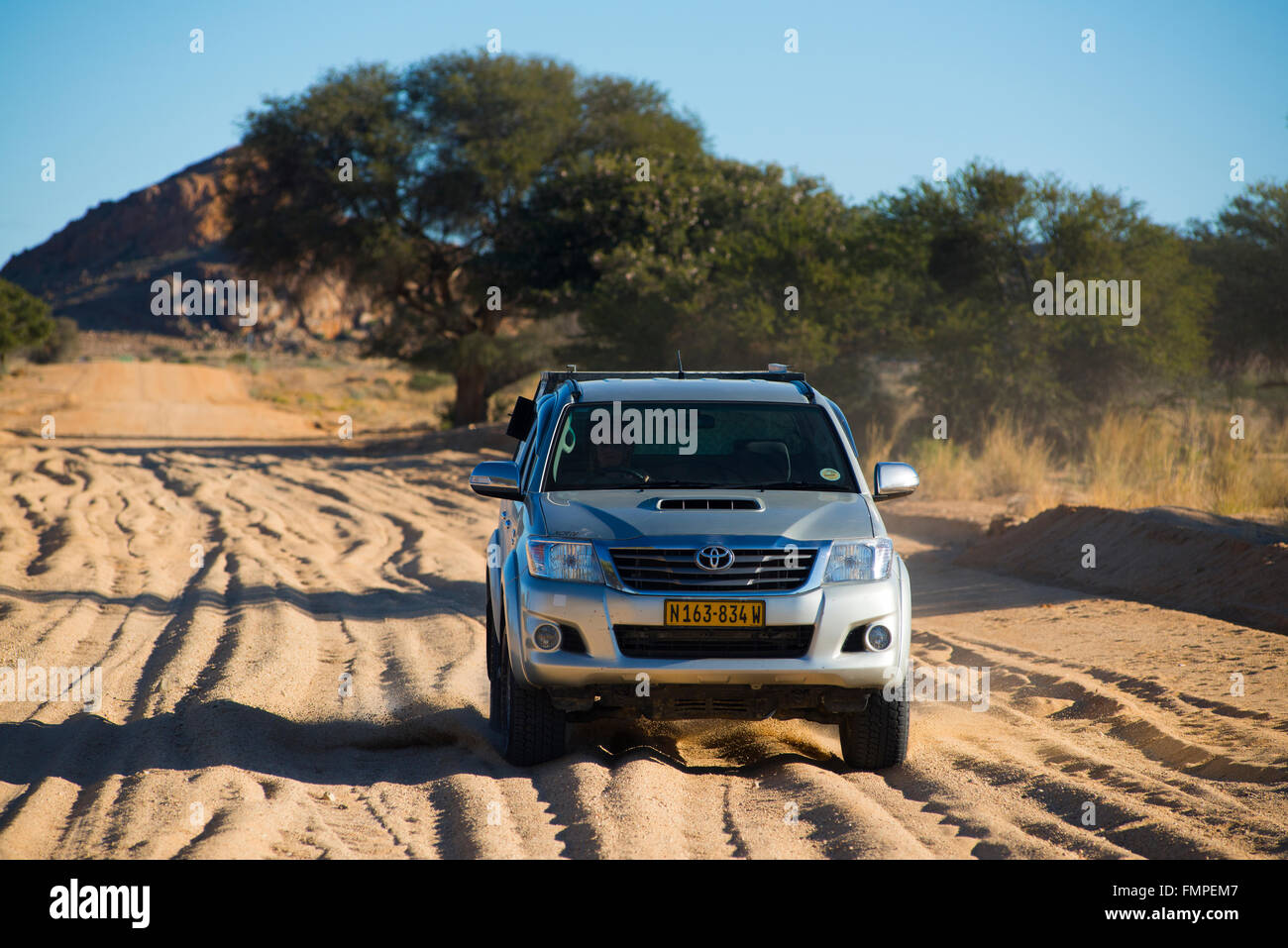 SUV guida su strada di sabbia nel sud, Keetmanshoop, Karas Regione, Namibia Foto Stock