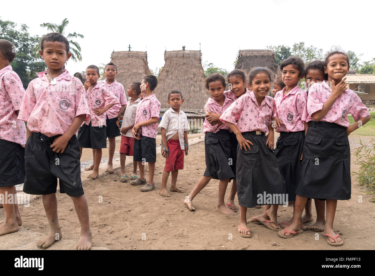 Scolari in uniforme, tradizionale villaggio Ngada Bena, Bajawa, sull isola di Flores, Indonesia Foto Stock