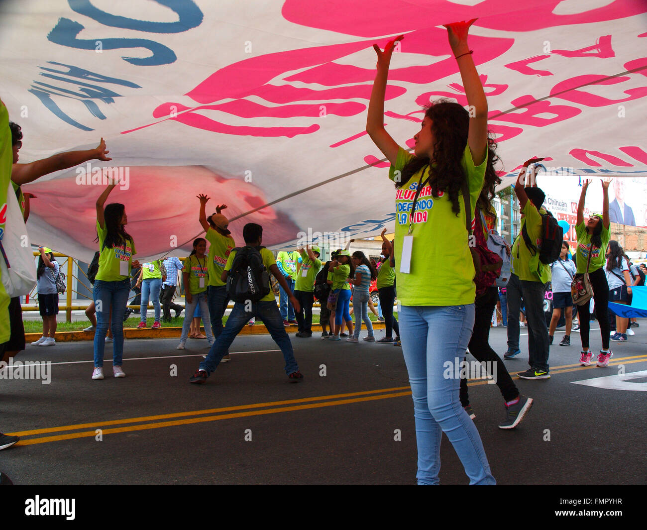 Lima, Perù. Xii Mar, 2016. Migliaia di persone provenienti da organizzazioni religiose, principalmente cattolici, marzo per la vita e contro l aborto lungo la Brasil avenue e altre principali strade della capitale fino alla spiaggia per assistere ad un concerto di religiosi. © Carlos Garcia Granthon/Pacific Press/Alamy Live News Foto Stock