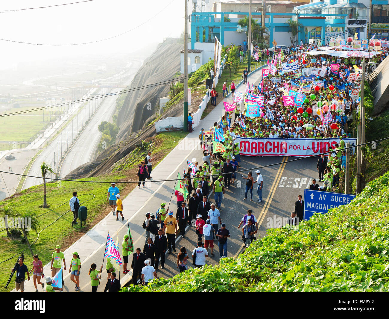 Lima, Perù. Xii Mar, 2016. Migliaia di persone provenienti da organizzazioni religiose, principalmente cattolici, marzo per la vita e contro l aborto lungo la Brasil avenue e altre principali strade della capitale fino alla spiaggia per assistere ad un concerto di religiosi. © Carlos Garcia Granthon/Pacific Press/Alamy Live News Foto Stock