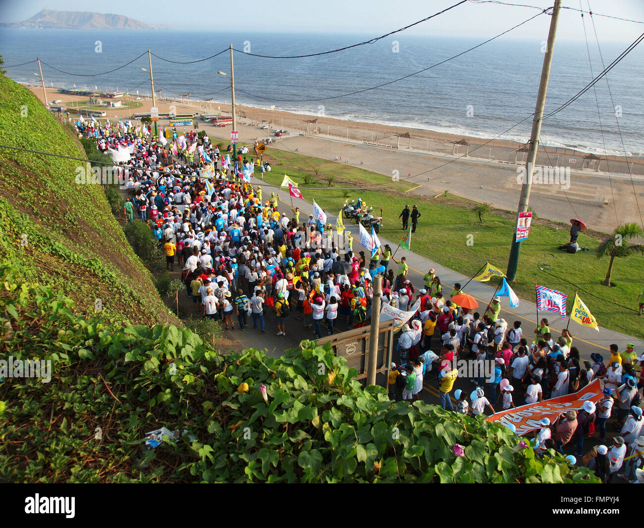 Lima, Perù. Xii Mar, 2016. Migliaia di persone provenienti da organizzazioni religiose, principalmente cattolici, marzo per la vita e contro l aborto lungo la Brasil avenue e altre principali strade della capitale fino alla spiaggia per assistere ad un concerto di religiosi. © Carlos Garcia Granthon/Pacific Press/Alamy Live News Foto Stock