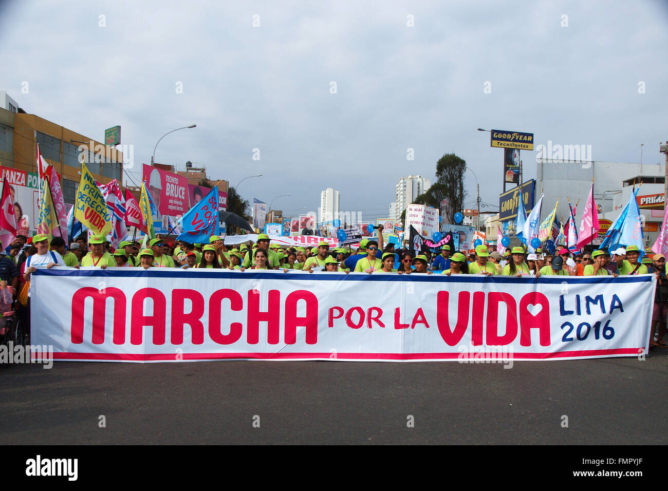 Lima, Perù. Xii Mar, 2016. Migliaia di persone provenienti da organizzazioni religiose, principalmente cattolici, marzo per la vita e contro l aborto lungo la Brasil avenue e altre principali strade della capitale fino alla spiaggia per assistere ad un concerto di religiosi. © Carlos Garcia Granthon/Pacific Press/Alamy Live News Foto Stock