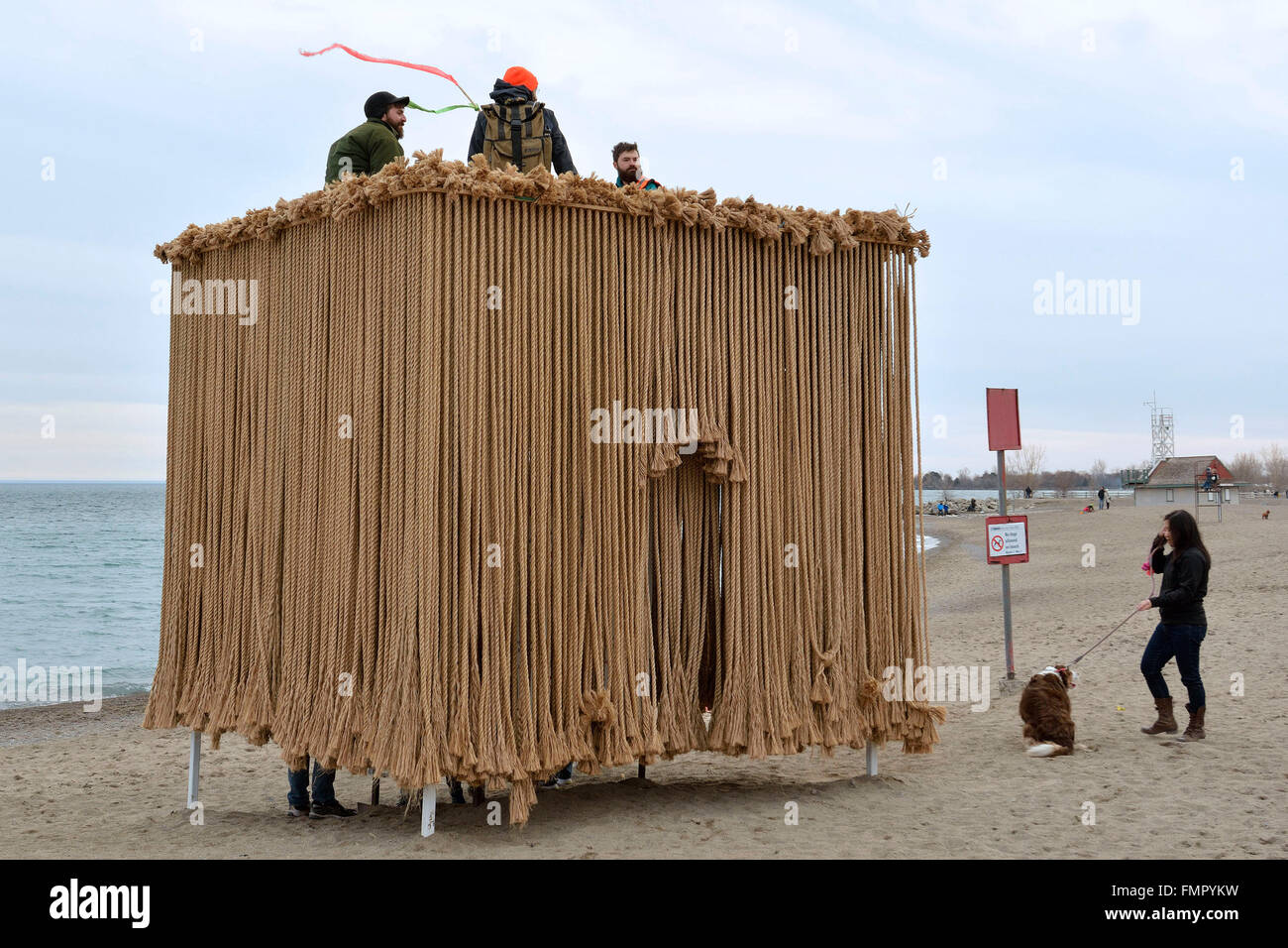 Toronto, Canada. Marzo 12, 2016. Corde flottanti sul display come parte del 2016 stazioni invernali concorso di Design a Toronto il 12 marzo 2016. Credito: EXImages/Alamy Live News Foto Stock