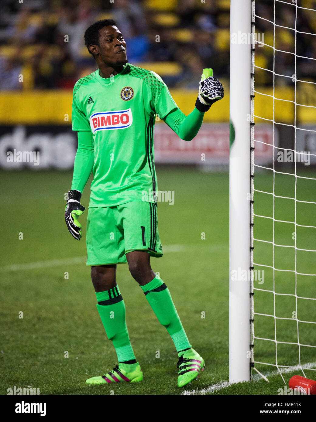 Columbus, Ohio, Stati Uniti d'America. Xii marzo, 2016. Unione di Philadelphia il portiere Andre Blake (1) dà th pollice fino ad alcuni fan affezionati nella partita contro il contro Columbus a Mapfre Stadium. Columbus, Ohio, Stati Uniti d'America. Credito: Brent Clark/Alamy Live News Foto Stock