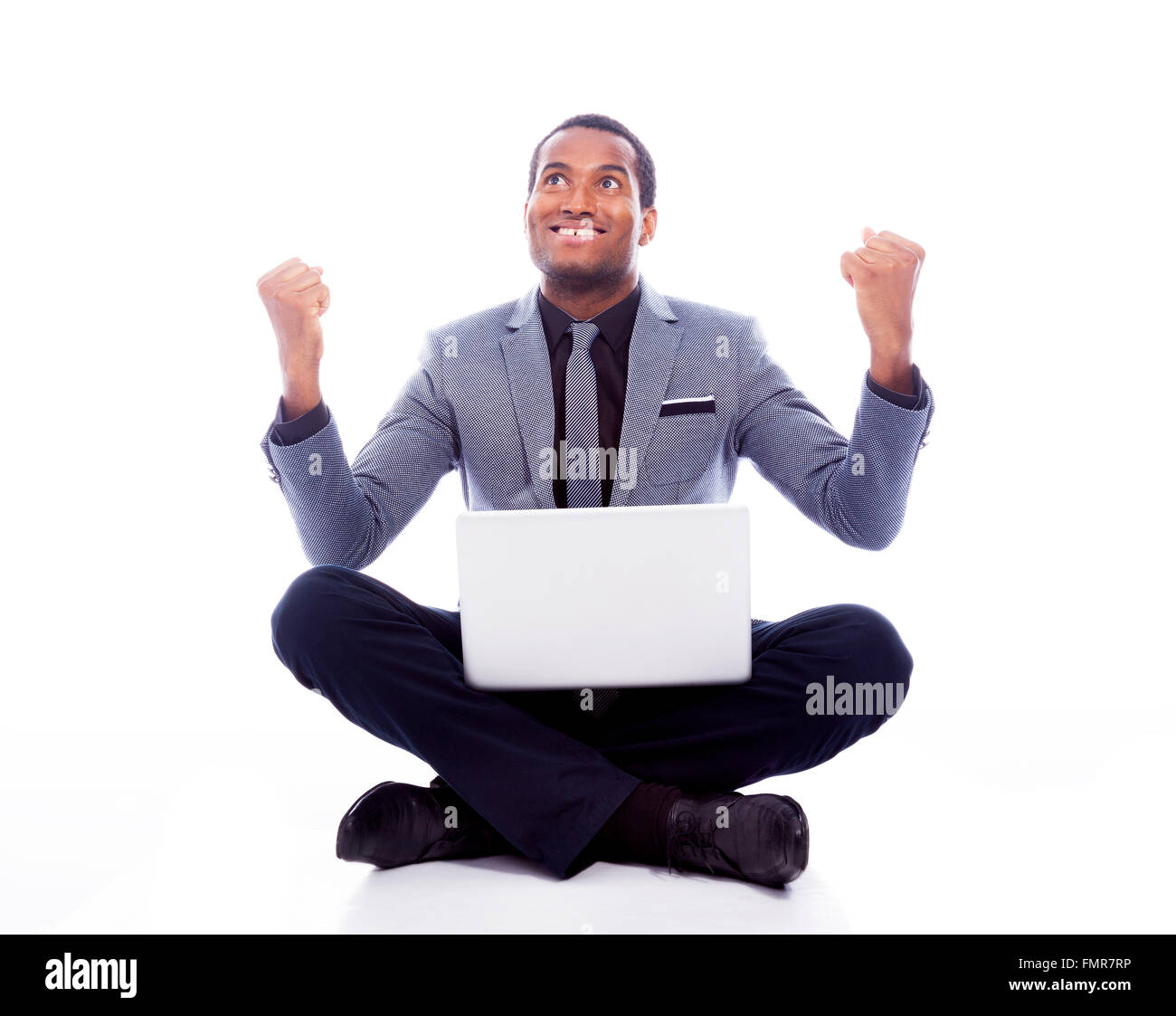 Business di successo di Uomo con laptop e bracci sollevati - isolato su uno sfondo bianco Foto Stock