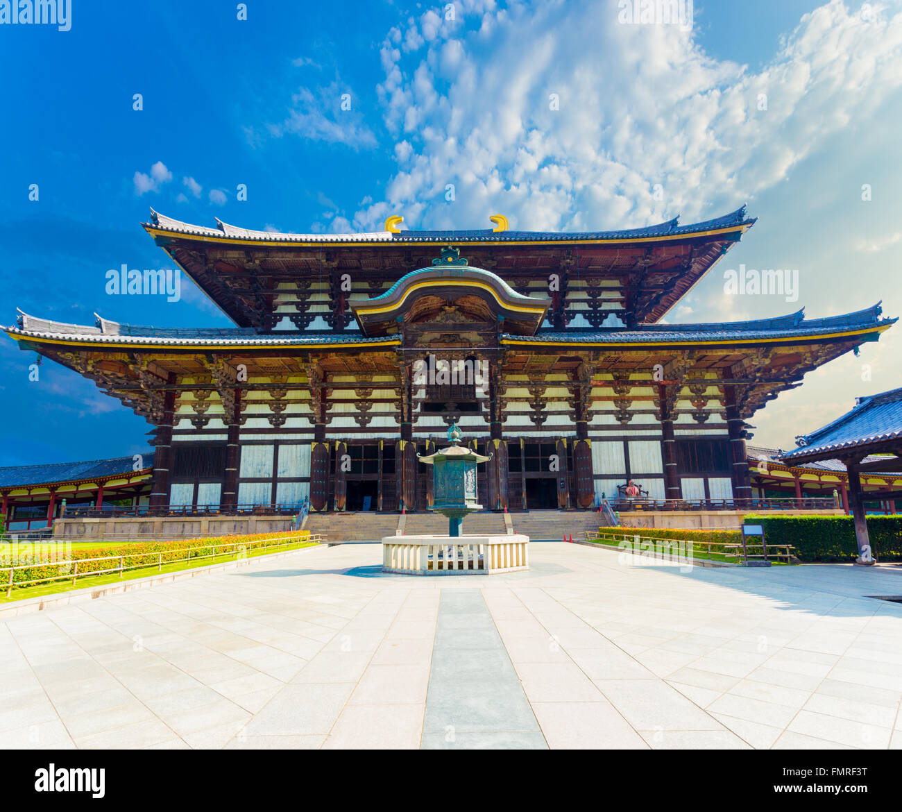 Largo sentiero che conduce alla parte anteriore della facciata esterna del Grande Buddha Hall, Daibutsuden sul soleggiato, cielo blu giorno nel tempio di Todai-ji di vuoto Foto Stock
