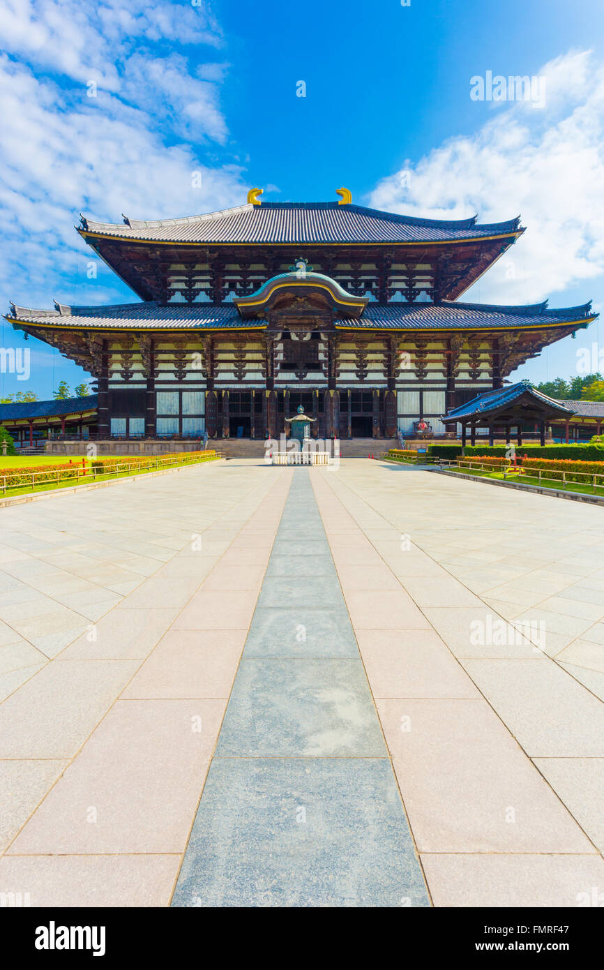 Largo sentiero che conduce alla parte anteriore della facciata esterna del Grande Buddha Hall, Daibutsuden, nessuno presente, sul soleggiato, cielo blu mattina in Toda Foto Stock