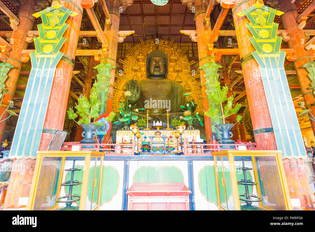 Parte anteriore del centrato in bronzo più grande statua Daibutsu e altare all'interno del Grande Buddha Hall, Daibutsud-en, al Tempio di Todai-ji Foto Stock