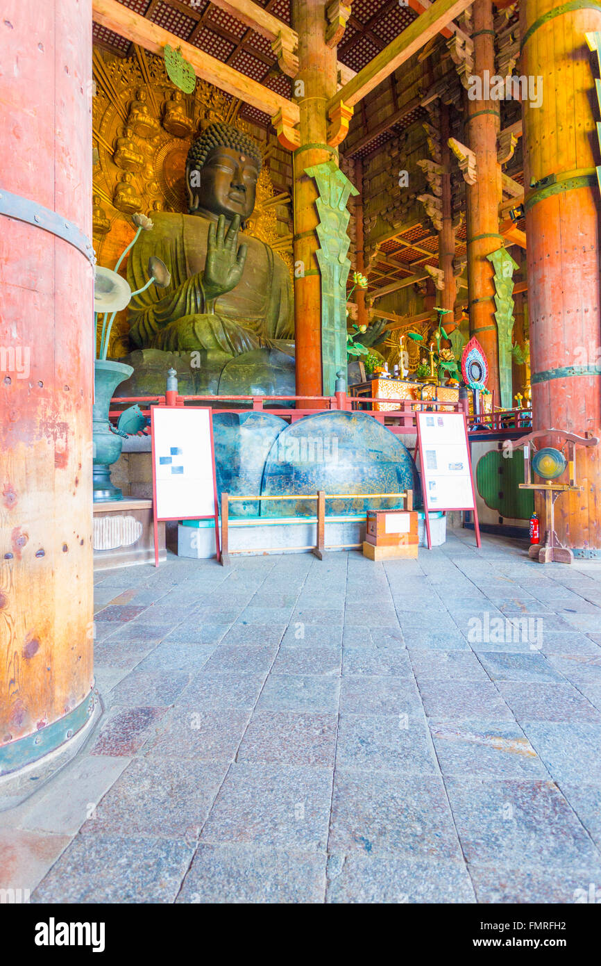 Profilo angolato del più grande del mondo di bronzo statua di Buddha all'interno del Grande Buddha Hall, Daibutsuden, al Tempio di Todai-ji di Nara Foto Stock