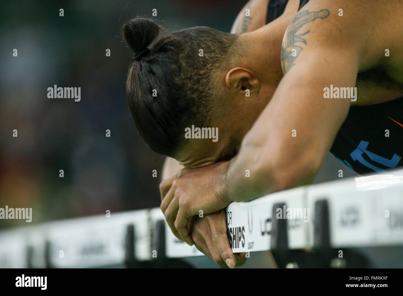 Marzo 12, 2016 - SPENCER ADAMS si appoggia su un ostacolo da superare prima che il suo calore prelimnary negli uomini 60m ostacoli durante il 2016 USATF campionati al coperto presso il Centro Congressi di Portland, Oregon, il 12 marzo 2016. Foto di David Blair © David Blair/ZUMA filo/Alamy Live News Foto Stock