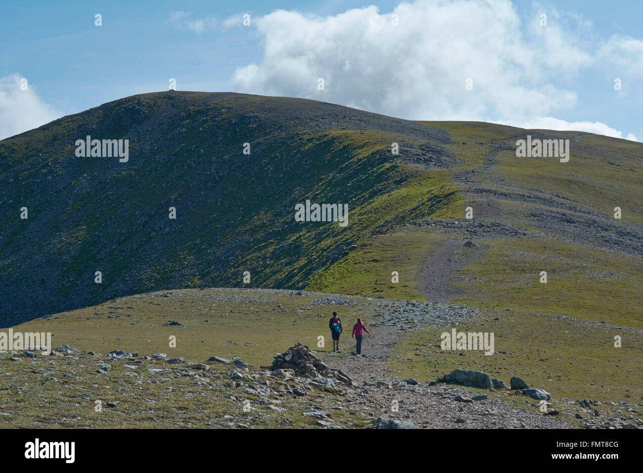 Walkers sul percorso al vertice Hellvellyn - Lake District, England, Regno Unito Foto Stock