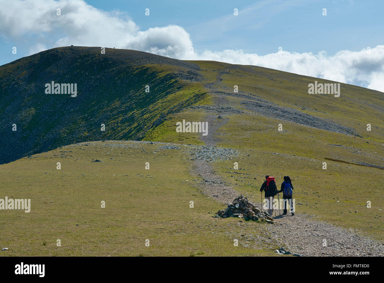 Walkers sul percorso al vertice Hellvellyn - Lake District, England, Regno Unito Foto Stock