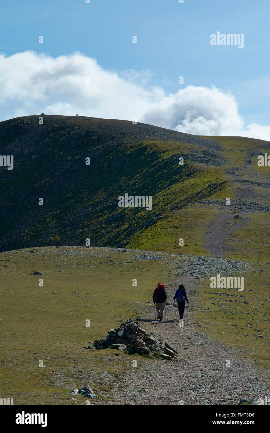 Walkers sul percorso al vertice Hellvellyn - Lake District, England, Regno Unito Foto Stock