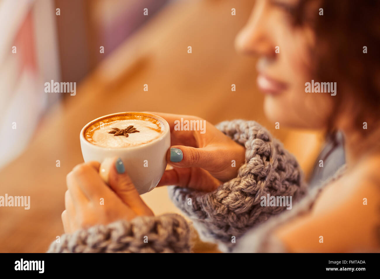 Donna piacevole bere caffè Foto Stock