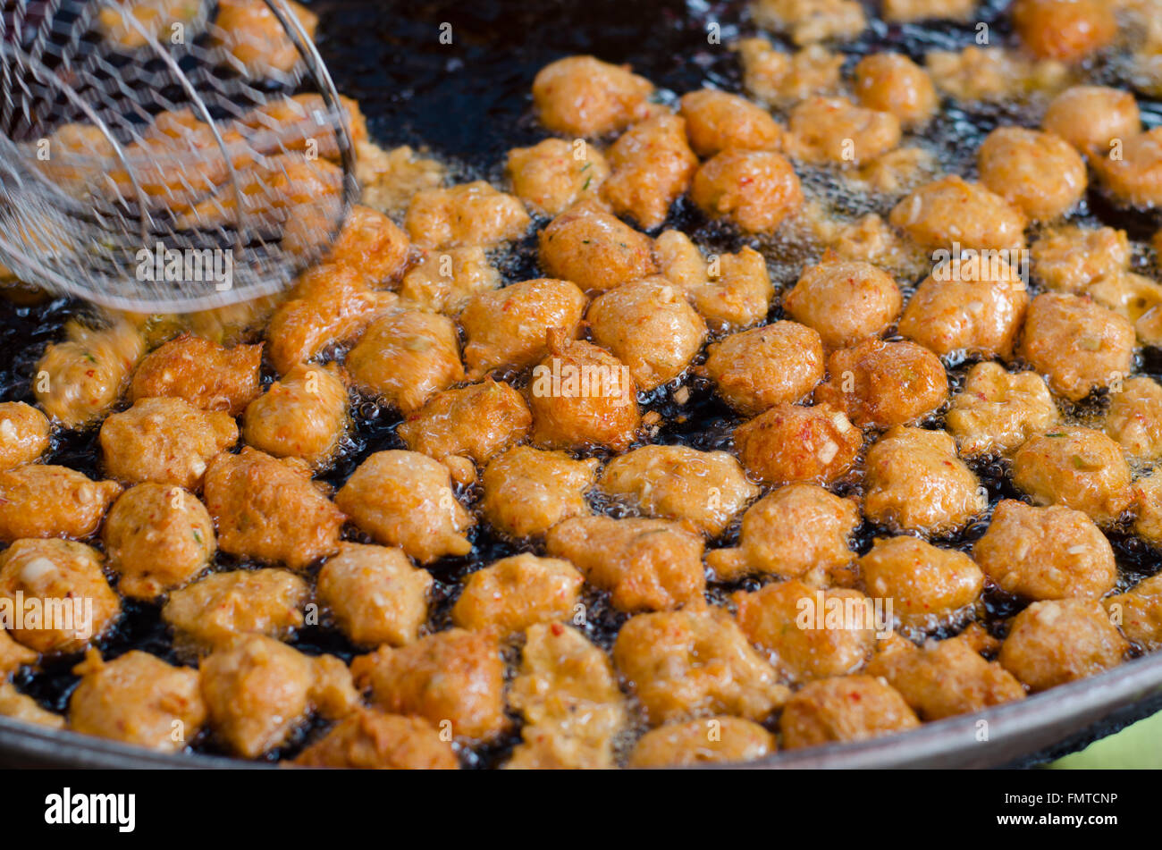 Pesce fritto torte con Alpinia nigra burrt impianto Foto Stock