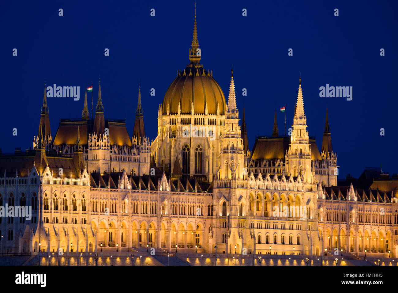 Parlamento ungherese edificio illuminata di notte a Budapest, Ungheria Foto Stock