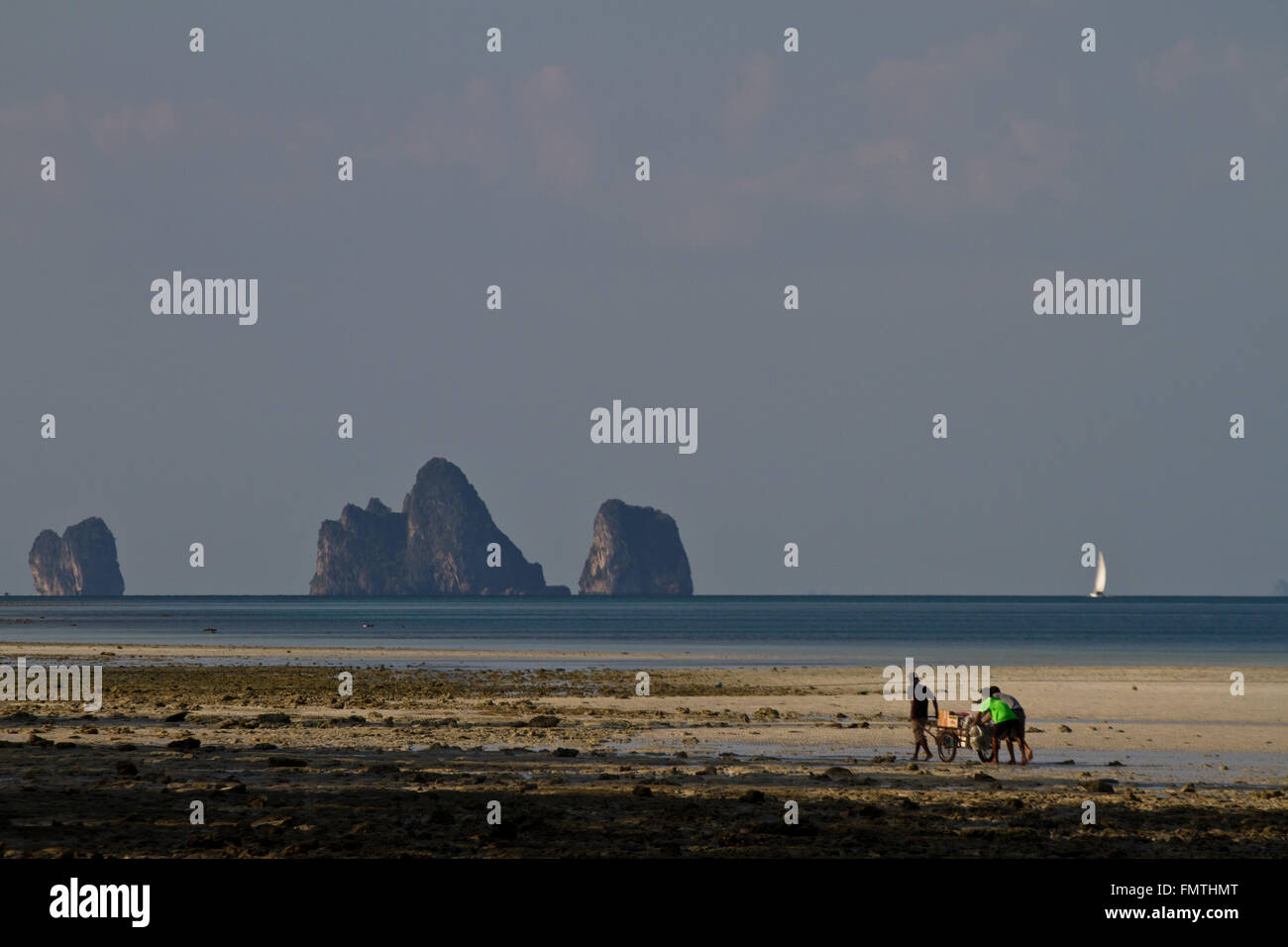 In spiaggia in Thailandia in estate arrivo di una barca dalla coda lunga Foto Stock